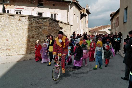 Défilé du carnaval au cœur du village.