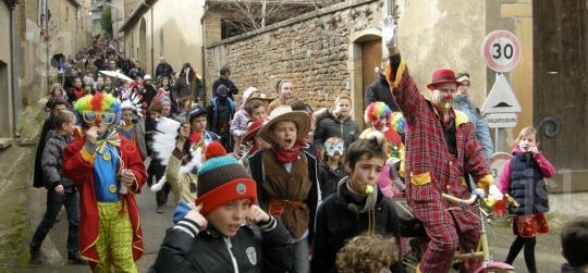 Un defile impressionnant et haut en couleurs c p clp 1